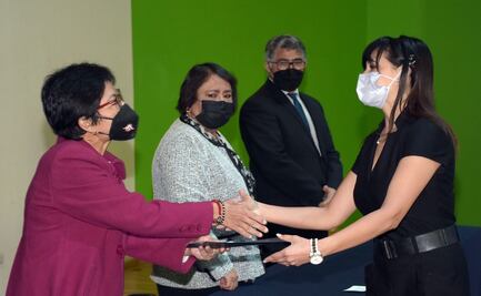  Lilia Cedillo entrega 300 promociones académicas