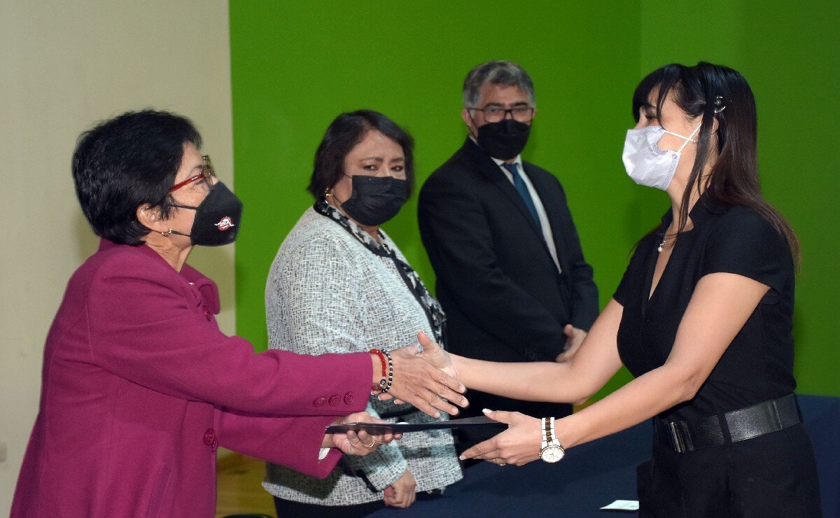 Lilia Cedillo entrega 300 promociones académicas