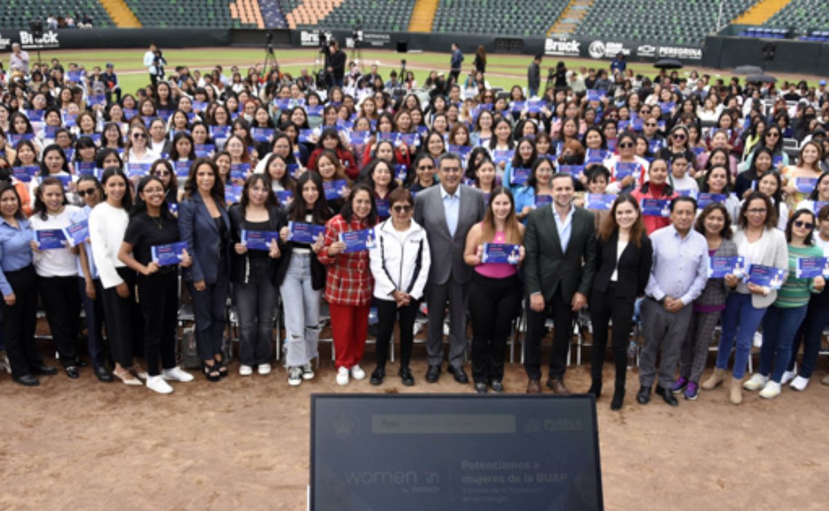BUAP recibe reconocimientos de la beca Women In by Emtech