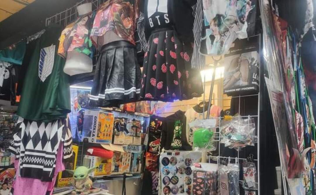 Locales comerciales de la Frikiplaza venden productos asiáticos | Foto: Facebook Saya Shop