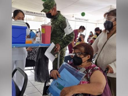Caos, enojo y desesperación en la segunda jornada de vacunación en Puebla