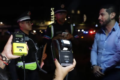 Exhiben a bar de Puebla que advierte sobre alcoholímetro