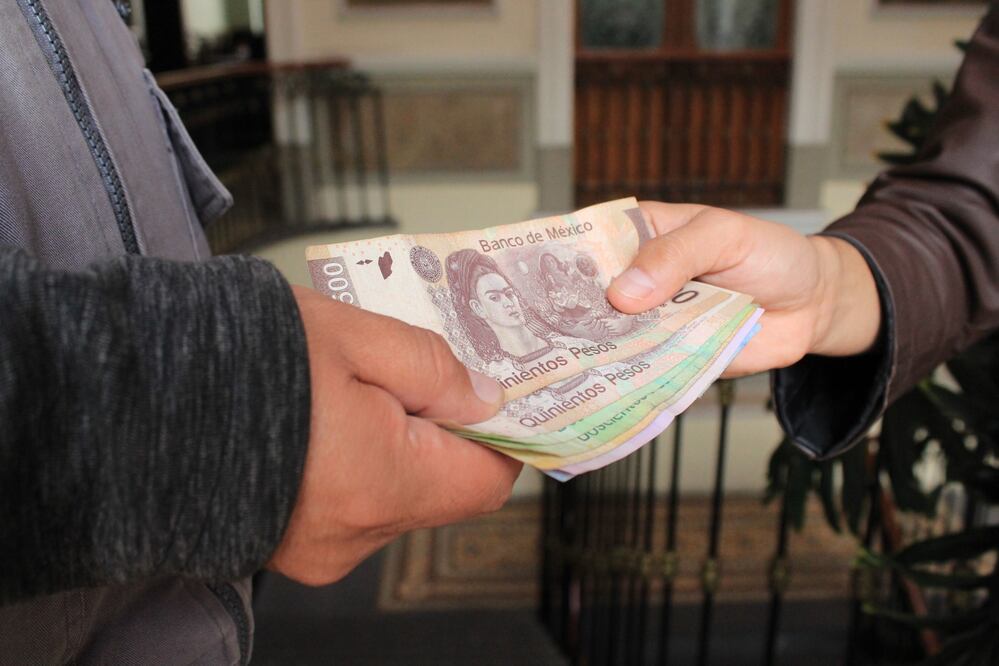 Checa lo que dice la ley sobre trabajar el 1 de mayo | Foto: EsImagen