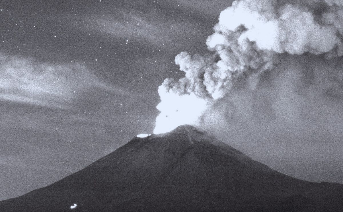 El volcán Popocatépetl registró un episodio de tremor acompañado de emisión de ceniza y fragmentos incandescentes | Foto: Twitter SkyAlertMx