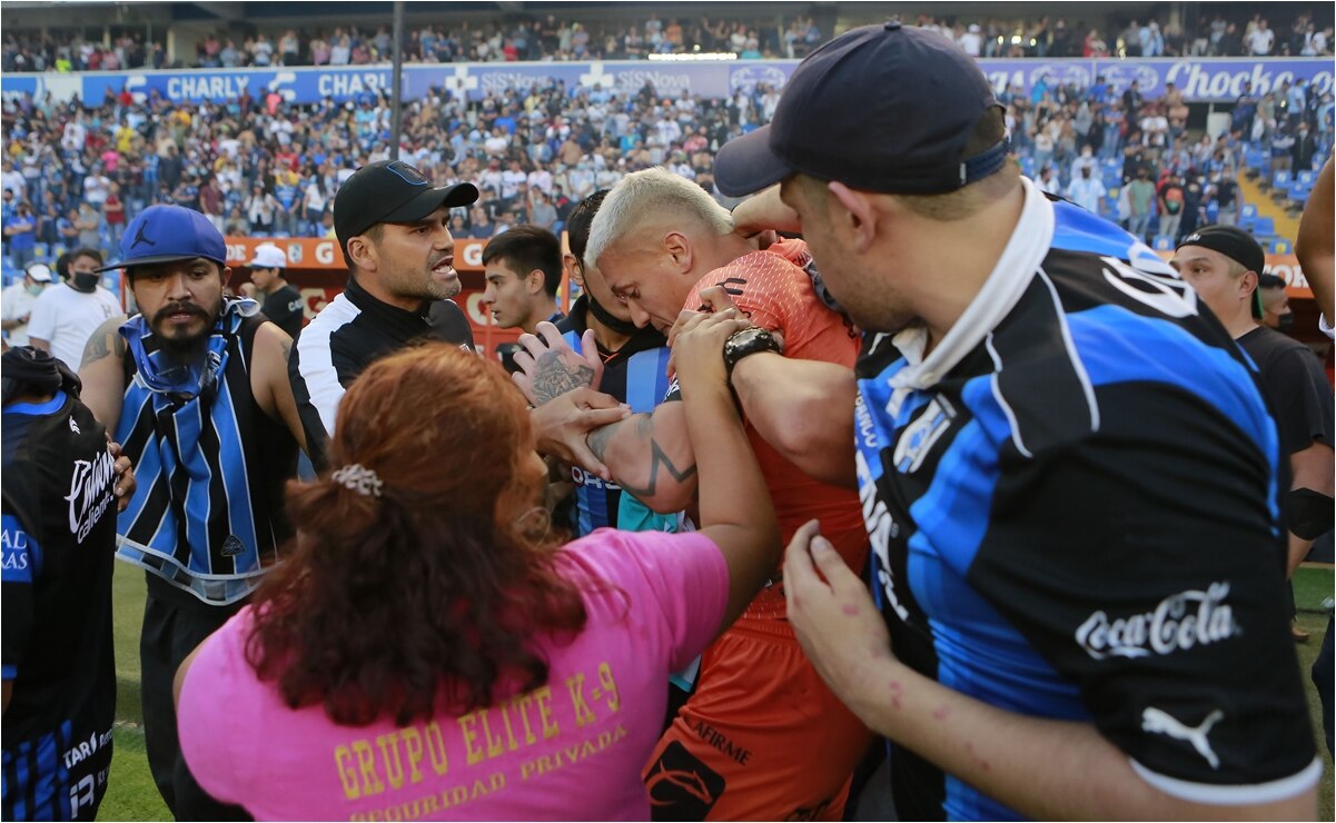 Querétaro vs Atlas: Hallan en cateos casi 100 playeras robadas a Gallos antes de la riña