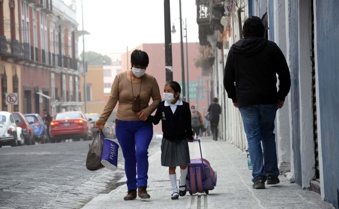La caída de ceniza en un problema para la salud, por lo que se contempla la suspensión de clases y la implementación de medidas de seguridad. | Foto: Agencia Es Imagen para El Universal Puebla