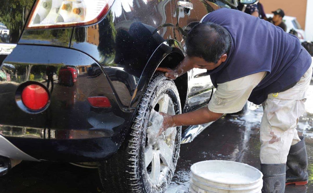 Para lavar el auto sin desperdiciar agua se recomienda usar una cubeta | foto: agencia Es Imagen para El Universal Puebla