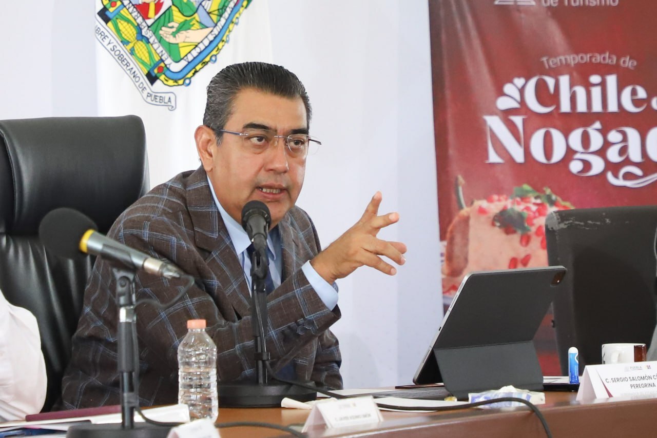 El gobernador de Puebla dijo que los alcaldes deben mantenerse informados de lo que sucede en sus municipios | Foto: EsImagen