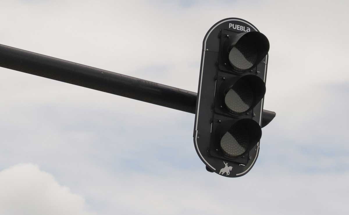 Automovilistas se pasan la luz roja, van 63 accidentes en Puebla