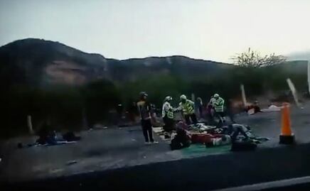 VIDEO Mueren 18 migrantes tras volcar su autobús en autopista Cuacnopalan-Oaxaca