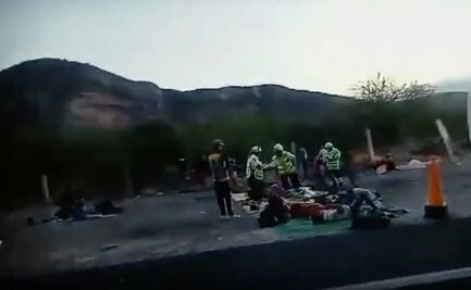 VIDEO Mueren 18 migrantes tras volcar su autobús en autopista Cuacnopalan-Oaxaca