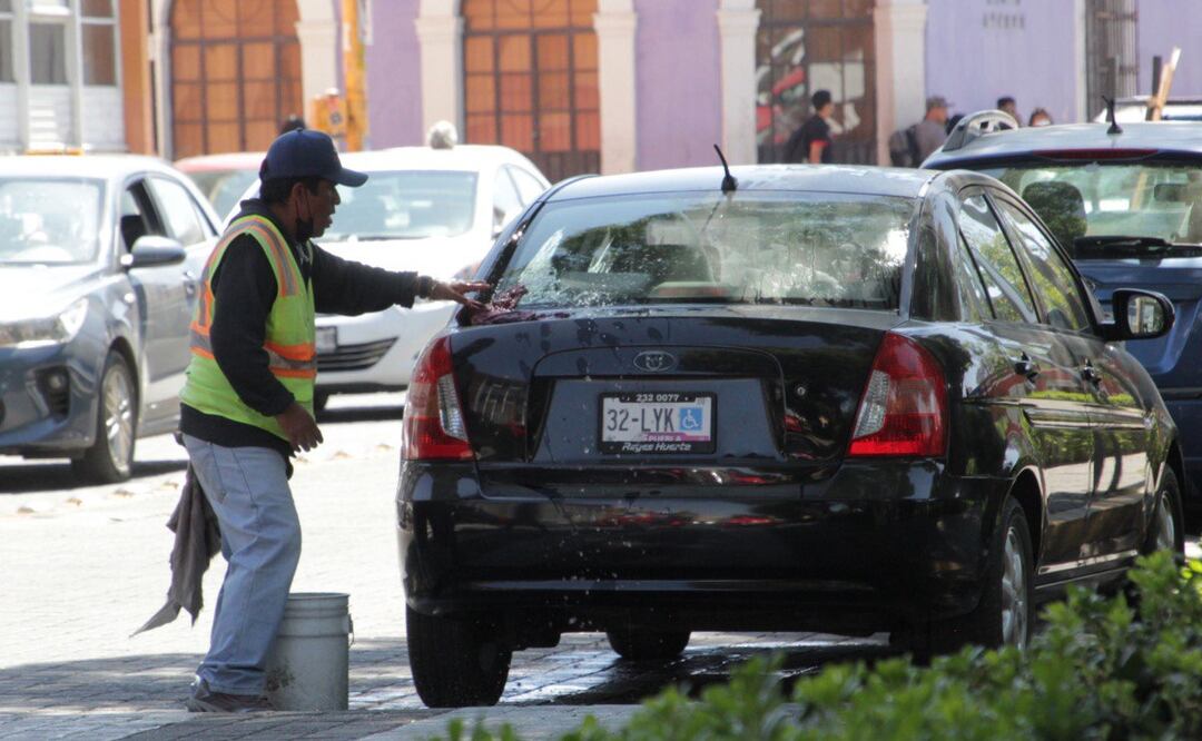 En Puebla los franeleros se adueñan del espacio público pese a ser ilegal | Foto: EsImagen