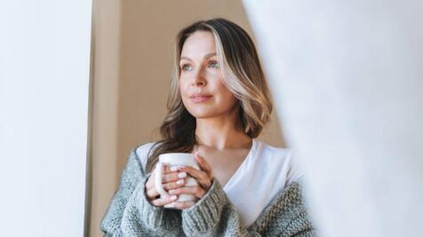 Este es el té natural que te puede ayudar con el síndrome de ovario poliquístico