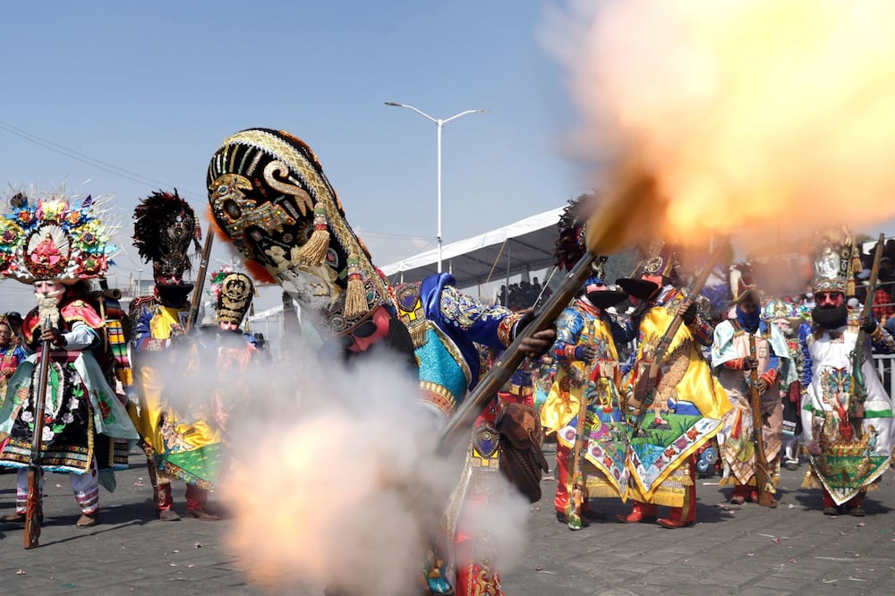 El carnaval de Huejotzingo se distingue por el uso de mosquetones para la quema de pólvora. Foto: Cuartoscuro