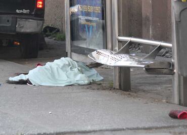 Borracho arrolla y mata a mujer que esperaba su camión en Plaza San Pedro