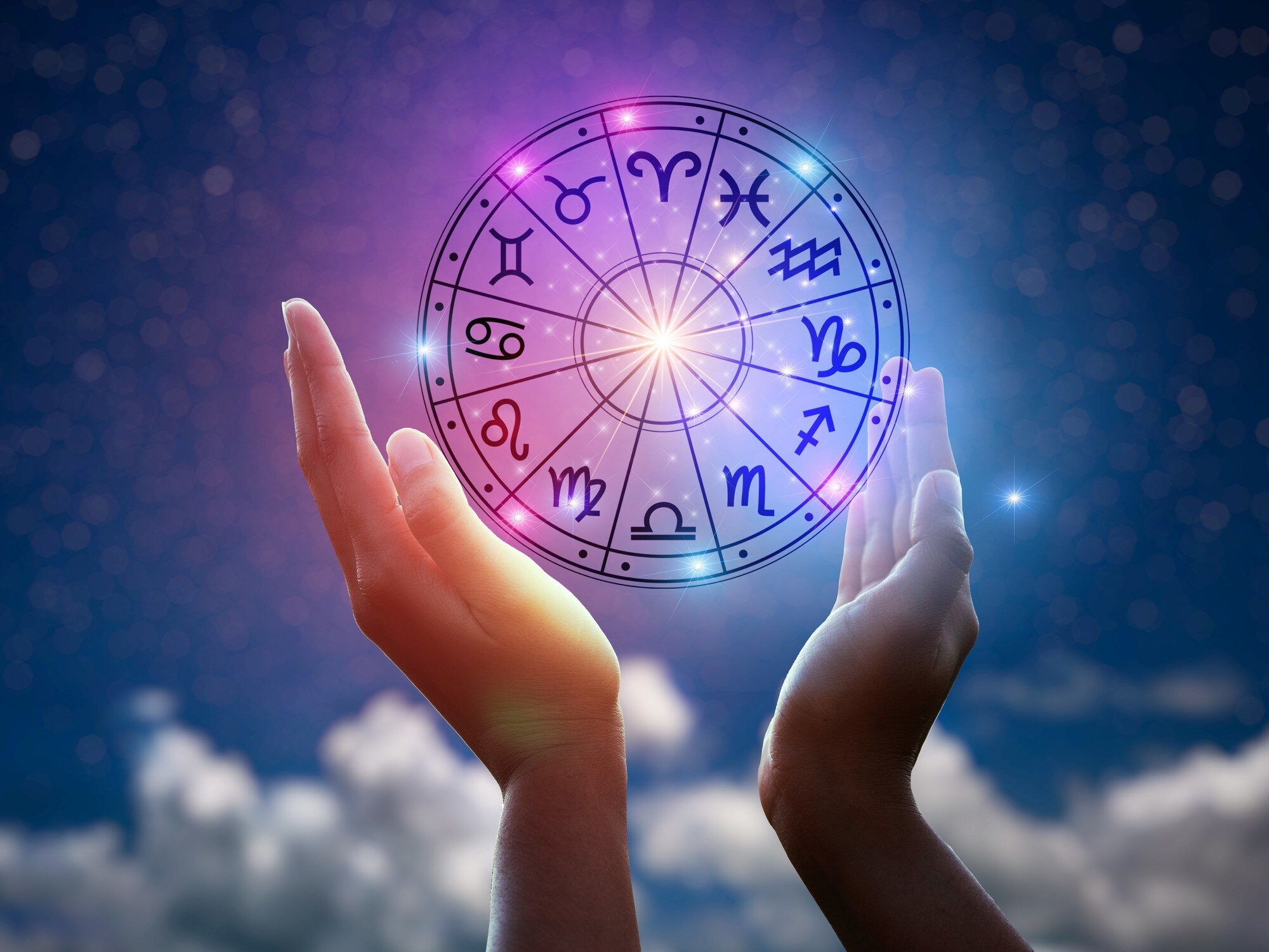 Según la astrología, en el mes que comienza, algunos signos del zodíaco tendrán suerte en el amor. En agosto, los astros parecen estar alineados de manera favorable para que tres de estos signos puedan dejar atrás la soltería.

Foto: Producción El Universal Puebla