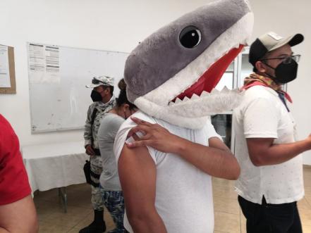 Aquí llegó tu tiburón. Treintón acude a vacunarse con disfraz en Cholula