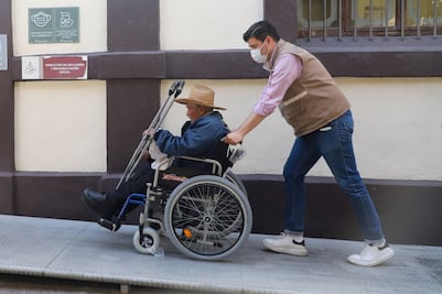 ¿Necesitas silla de ruedas, muletas o auxiliar auditivo? SEDIF Puebla te lo da gratis