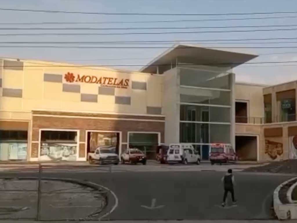 Cae techo en Cinemex de Plaza Las Torres, hay dos mujeres heridas