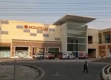 Cae techo en Cinemex de Plaza Las Torres, hay dos mujeres heridas