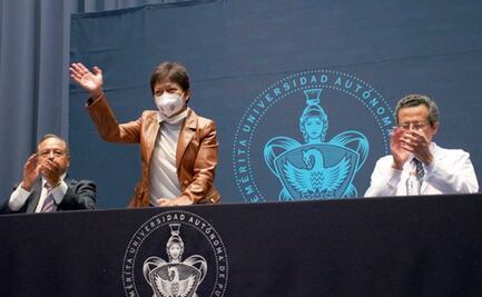 Lilia Cedillo preside graduaciones de la Lic. en Fisioterapia