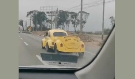 Así 'tunearon' un vocho... con otro vocho