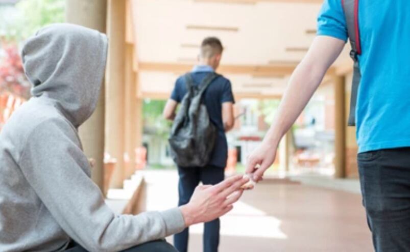 Padres de familia venden drogas afuera de escuelas en Puebla; directivos tienen miedo