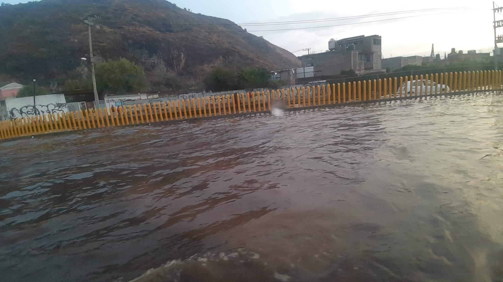 Las inundaciones en estas zonas han causado retrasos de hasta 2 horas, según información proporcionada por personas que viajan actualmente en unidades de transporte público con destino a la Ciudad de México. 
Foto: Producción El Universal Puebla
