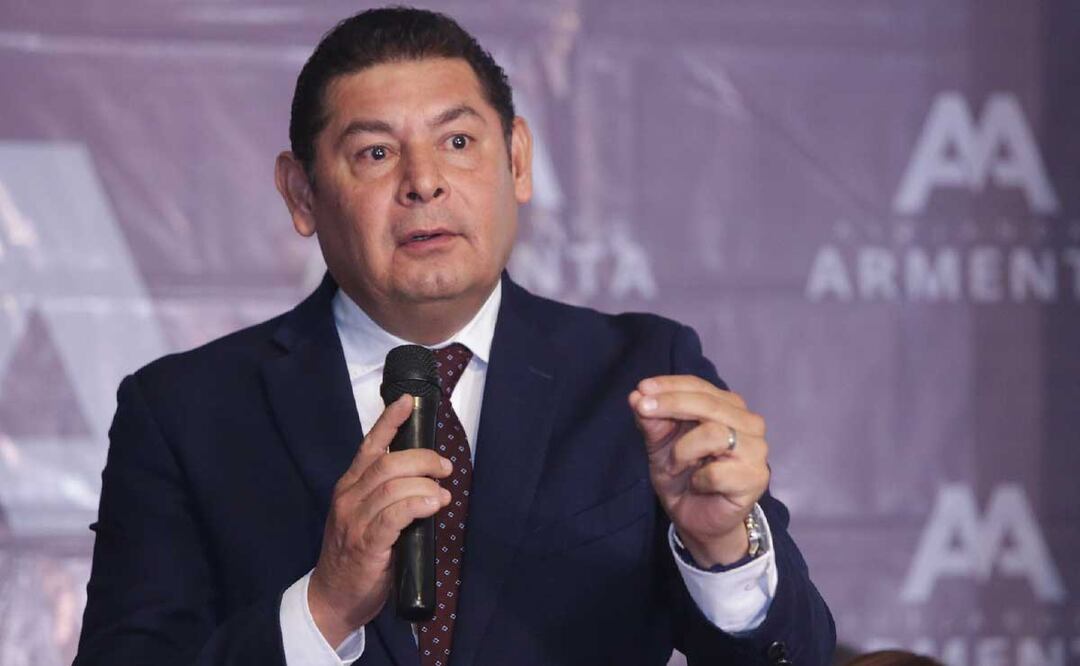 El senador Alejandro Armenta resaltó que el gobernador Sergio Céspedes Peregrina tiene legitimidad | Foto: Agencia Es Imagen para El Universal Puebla