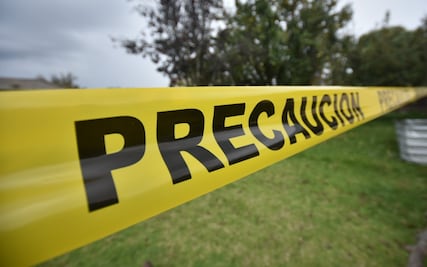 Hallan cuerpo embolsado en Santa Catarina, perros se disputaban comérselo