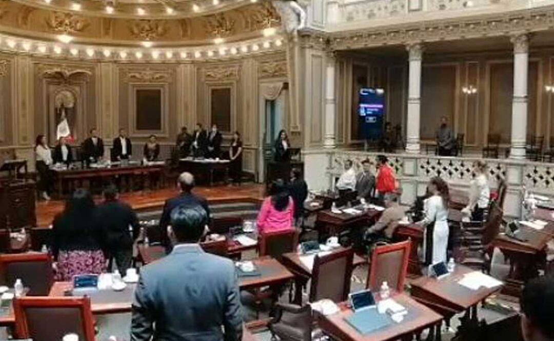 Diputados guardaron un minuto de silencio en memoria de María Rita Torres | foto: agencia Es Imagen para El Universal Puebla