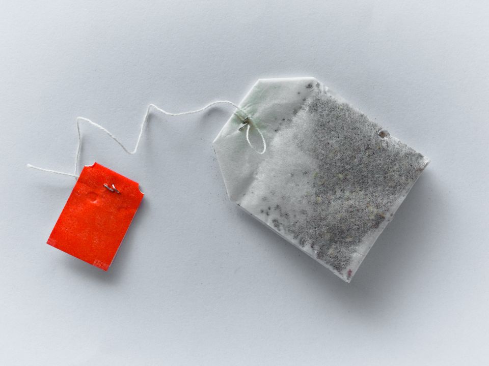 ¿Por qué son peligrosas las bolsitas de té? Todo lo que debes de saber
