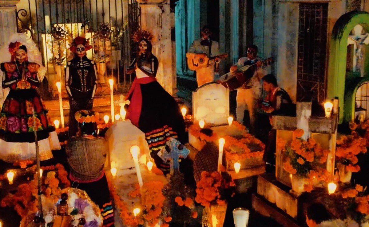Estos arreglos decorativos incluyen coloridos altares, calaveras y ofrendas, que no solo embellecen el paisaje urbano, sino que también rinden homenaje a la rica herencia cultural de México. 

Foto: Producción El Universal Puebla