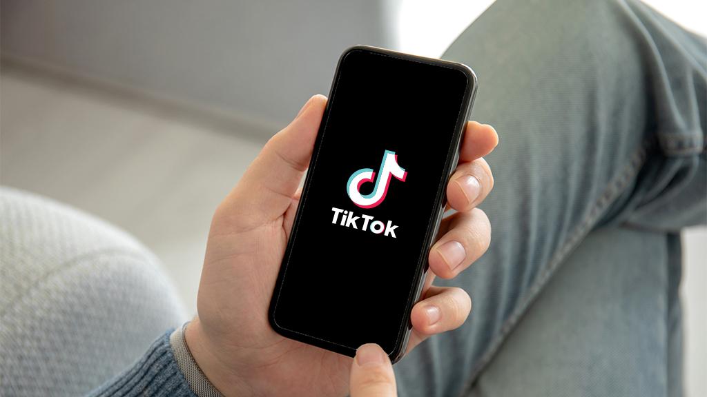 Frecuentemente, las personas comparten videos de TikTok en chats grupales mediante diversos servicios de mensajería, como WhatsApp de Meta y Mensajes de Apple. 

Foto: Producción El Universal Puebla