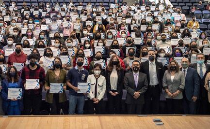 Lilia Cedillo entrega becas de la Fundación BBVA a estudiantes BUAP