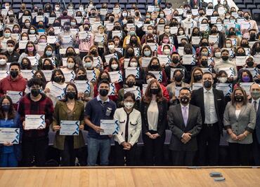 Lilia Cedillo entrega becas de la Fundación BBVA a estudiantes BUAP