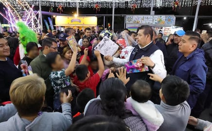 Armenta convive con familias y entrega juguetes en el Festival Navideño 