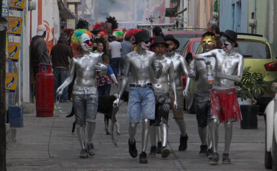 Los xinacates asustan a paseantes y turistas en el Carnaval de San Nicolás de los Ranchos | FOTO: Agencia Es Imagen para El Universal Puebla