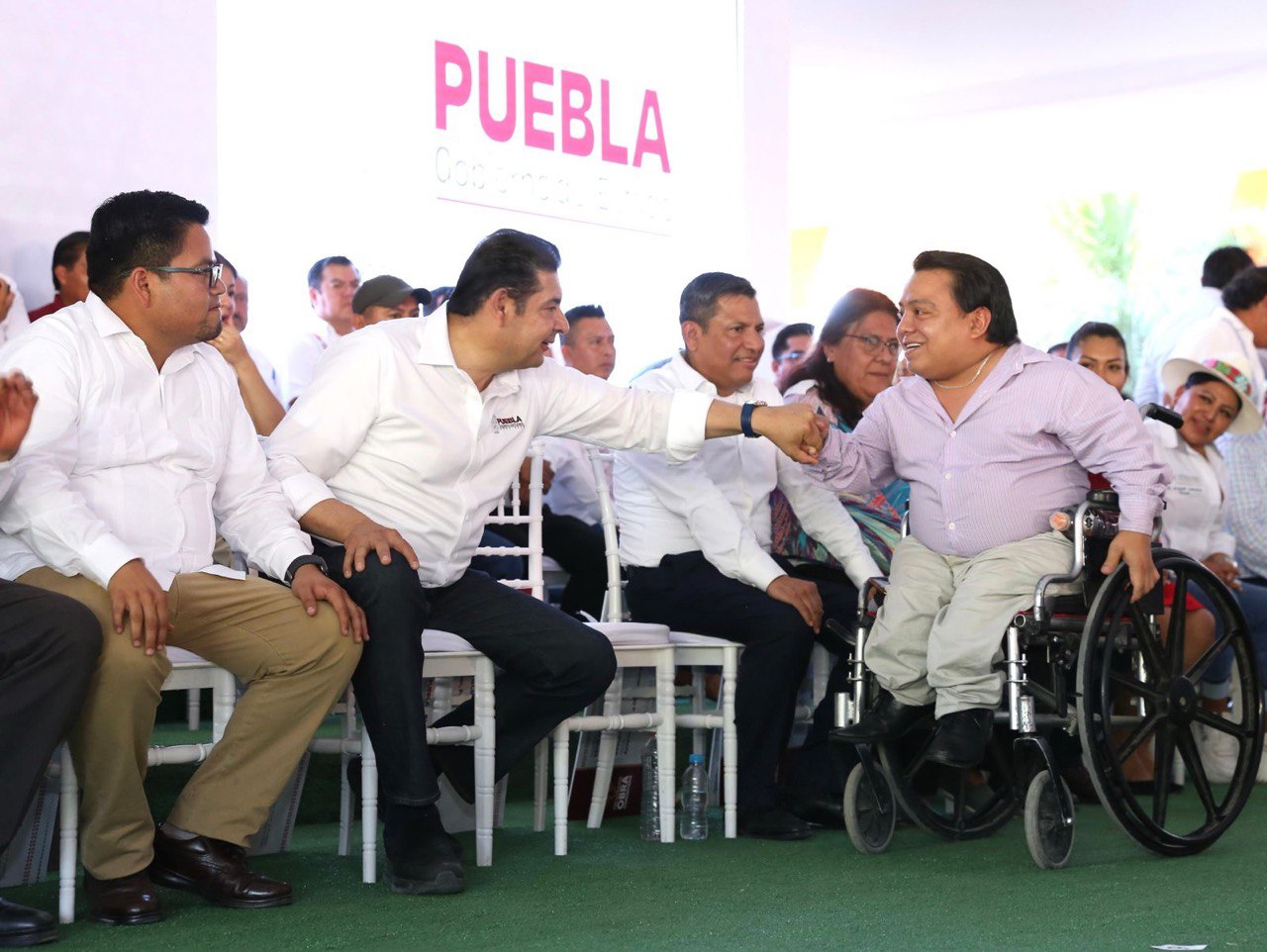 Entregan en Ajalpan 81 cheques del Programa de Obra Comunitaria | Foto: Gobierno del Estado de Puebla