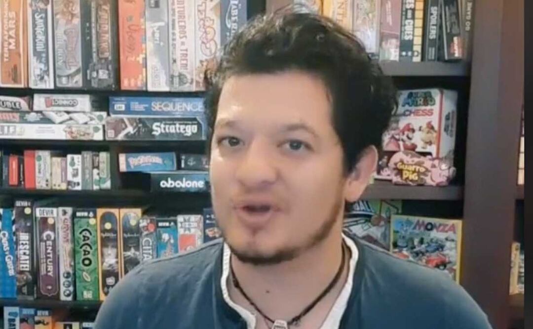 La tienda GEIM Puebla se volvió viral en TikTok gracias a que su dueño hace entretenidas reseñas sobre los juegos de mesa más populares | Foto: GEIM Puebla