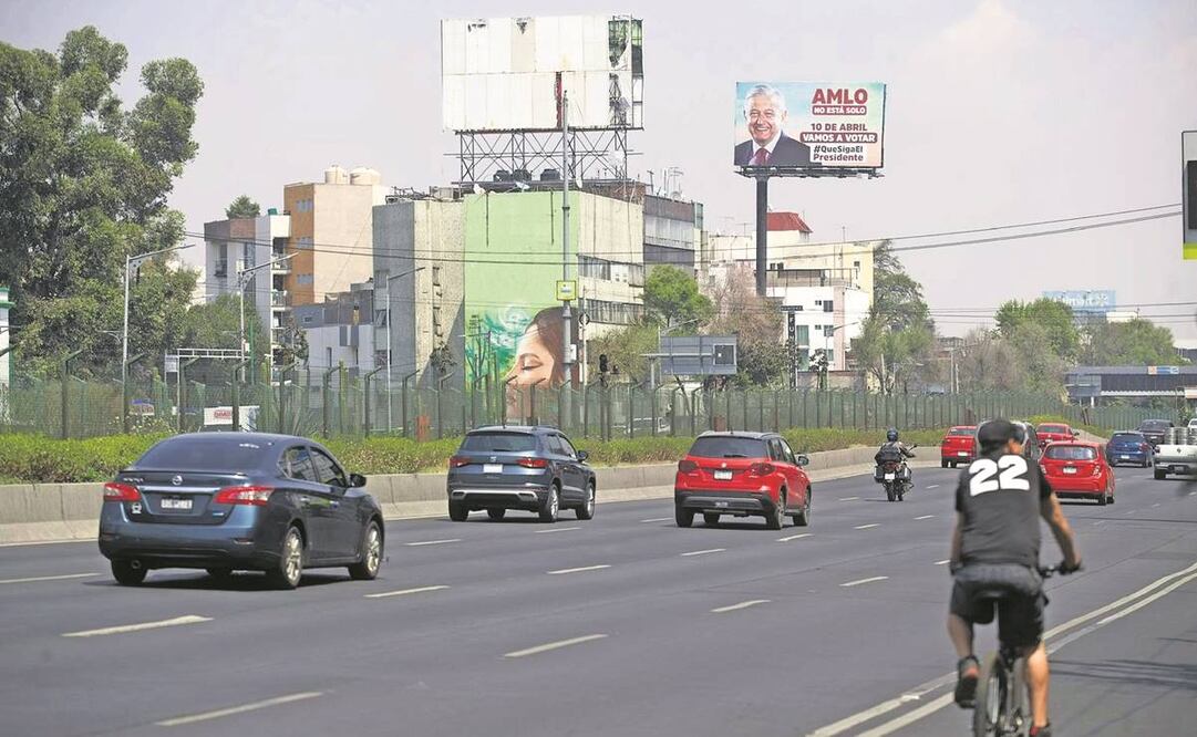 La Comisión de Quejas y Denuncias del INE halló y ordenó que se retiraran 278 espectaculares que impulsan no la revocación de mandato, sino #QueSigaEl Presidente y “AMLO no estás solo”. Foto: Germán Espinosa/ EL UNIVERSAL.