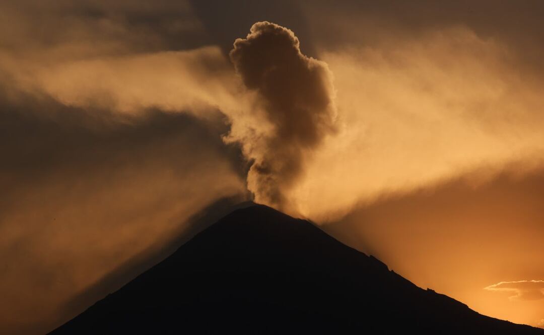 Más vale prevenir y tener una mochila ante el eventual aumento de actividad volcánica es fundamental. | Foto: Agencia Es Imagen para El Universal Puebla