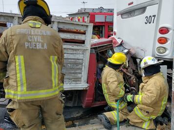 Quedan prensados ocupantes de camioneta de redilas tras choque en la libre a Tehuacán