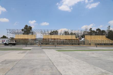 Avanza montaje de gradas para el desfile del 5 de mayo
