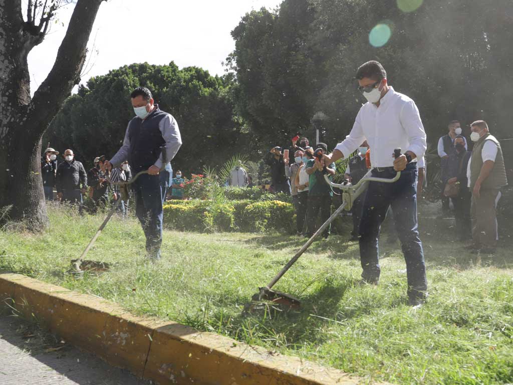 Rehabilita Lalo Rivera 14 camellones