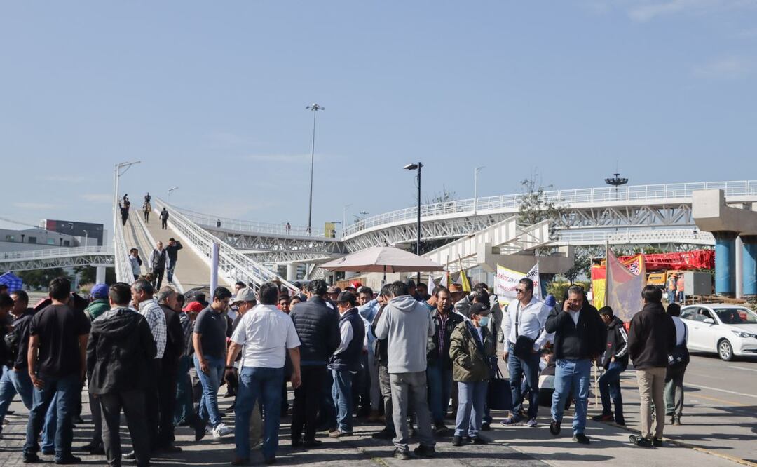 Una manifestación de transportistas tuvo lugar sobre la Vía Atlixcáyotl en Puebla / Foto: EsImagen
