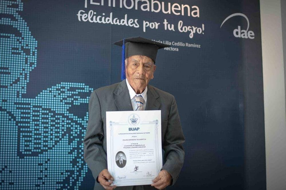 Felipe Espinosa estudió una carrera a los 79 años y este año obtuvo su título profesional y además, un empleo | FOTO BUAP