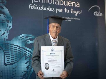 A sus 86 años de edad, Don Felipe obtiene un empleo tras titularse en la BUAP