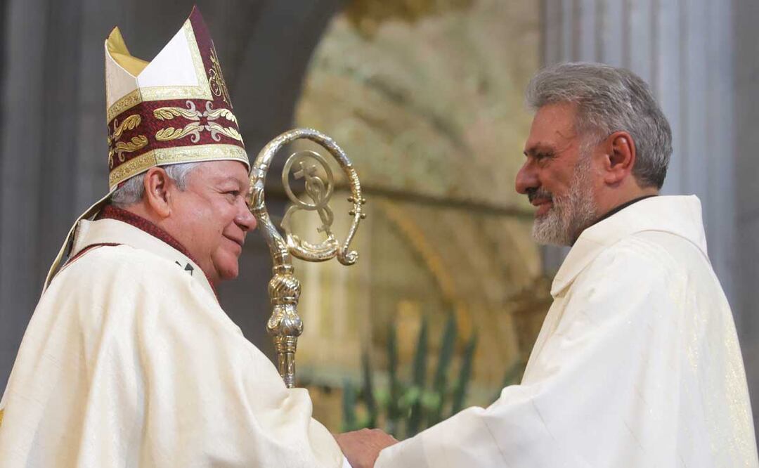 Acompañado de sus familiares Carlo Dei Lazzaretti fue ordenado como sacerdote católico en la ciudad de Puebla | Foto: Agencia Es Imagen para El Universal Puebla