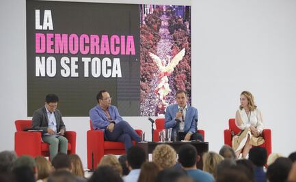 Maestro increpa a los ex consejeros Lorenzo Córdova y Ciro Murayama en la Ibero Puebla  